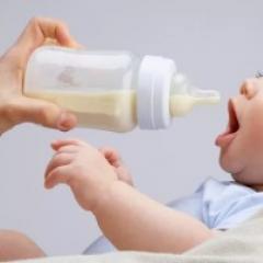 Tanda-tanda susu formula tidak tepat untuk bayi Anda