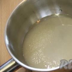 Bagaimana cara membuat gula lolipop di rumah?