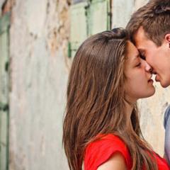 Hvordan kysse på leppene riktig ved å bruke forskjellige typer kyss: fransk, italiensk, uten tunge, lidenskapelig?